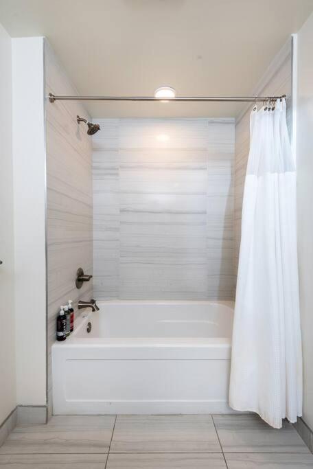 Luxurious Penthouse In Beverly Hills - Sleeps 10 Los Angeles Bagian luar foto